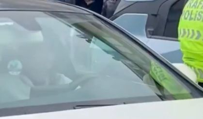 Yolun ortasında durdu, aracında dans etmeye başladı