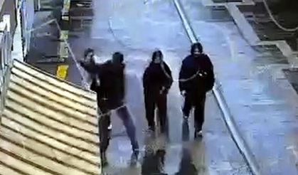 'Birini bıçaklamam lazım' diyerek evden çıkıp 16 yaşındaki kız çocuğunu bıçaklamıştı; Görüntüleri ortaya çıktı