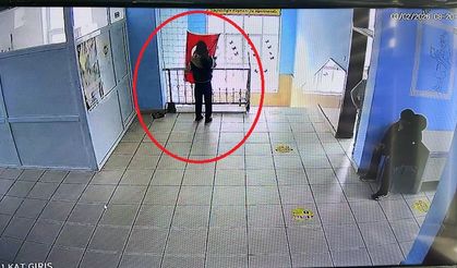 Öğrenci katlanan Türk bayrağını görünce duyarsız kalmadı