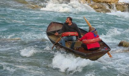 Seyhan Nehri'nde can pazarı: Ele ele tutuşup yardım beklediler