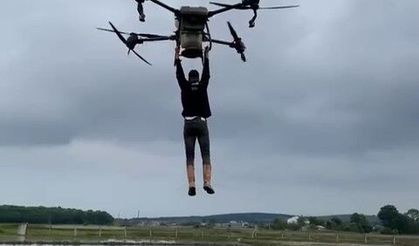 Çeltik tarlasında tehlikeli yolculuk: Drona asılıp uçtu