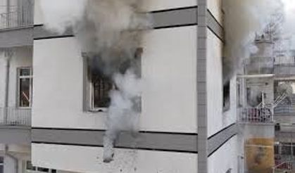 Çocuklarını kurtarmak için yanan eve yeniden girdi