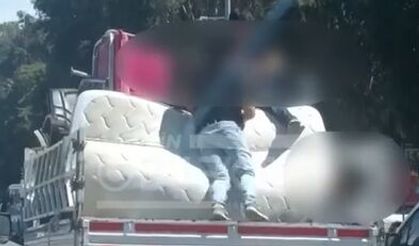 Mersin’de Tehlikeli Yolculuk Kamerada: Pikap Üstünde İnsan Taşındı