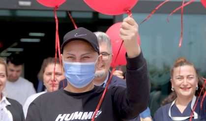 İlik kanserini yenen kadın balonlarla taburcu edildi