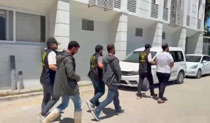 Kendilerini polis olarak tanıtıp vatandaşları dolandırdılar