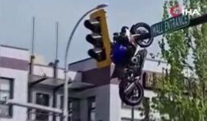 Kazada savrulan motosiklet trafik ışıklarında asılı kaldı