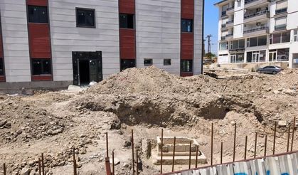 Mersin'de sağlık ocağı inşaatı çevre düzenlemesinde lahit çıktı
