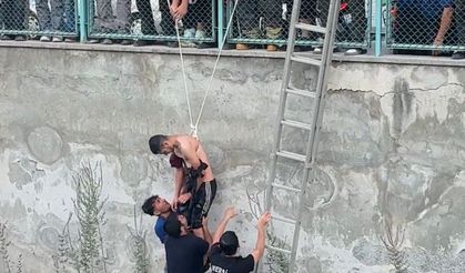 Kanala düşen gencin imdadına arkadaşı yetişti