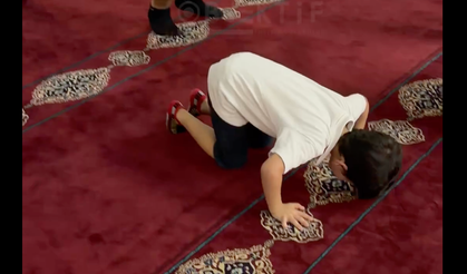 Muğdat Camii’nde Mevlid Programı: Namaz Sonrası Vatandaşlara İkram Dağıtıldı