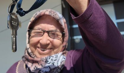 Mutluluğun fotoğrafı: Ömrü çatmada geçti, 69 yaşında evi oldu