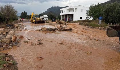 Silifke'de sitelerin bahçeleri sular altında kaldı