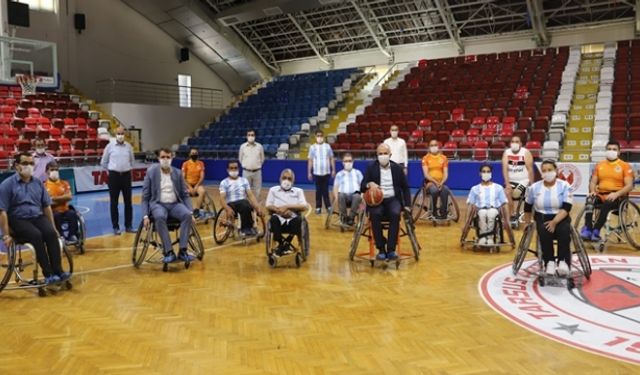 Gültak, Tekerlekli Sandalyeye Oturdu, Engelli Sporcularla Basketbol Oynadı