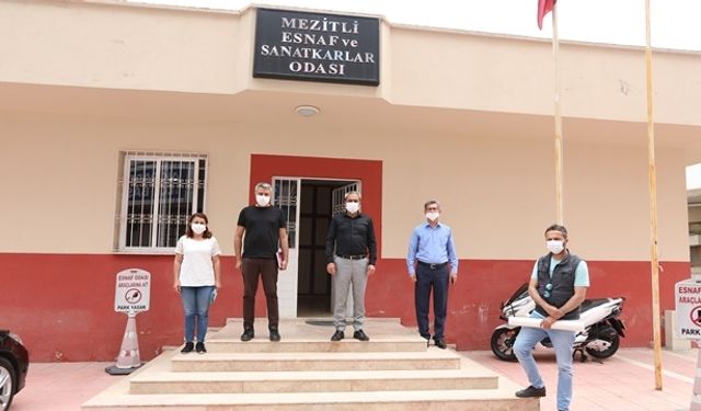 Mezitli'de Berber ve Kuaförlere Açılış Öncesi Dezenfekte Ediliyor 