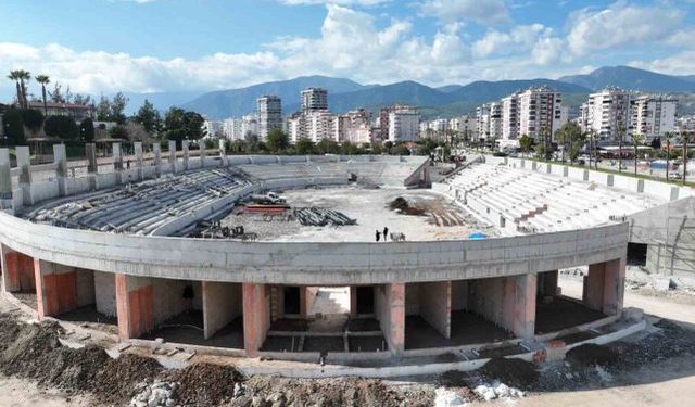 Kumluca'nın yeni simgesi Atatürk Stadyumu hızla yükseliyor