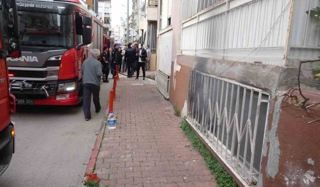Antalya'da 4 katlı binada yangın paniği: Anne ve kızı dumandan etkilendi