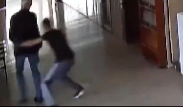 Öğrenci, öğretmenine pusu kurup bıçakladı: Olay kamerada