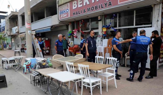 Akdeniz Belediyesi zabıta ekipleri kaldırım işgallerini denetliyor