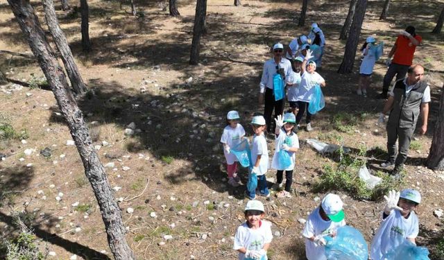 Çocuklar, ormanlık alanda temizlik yaptı