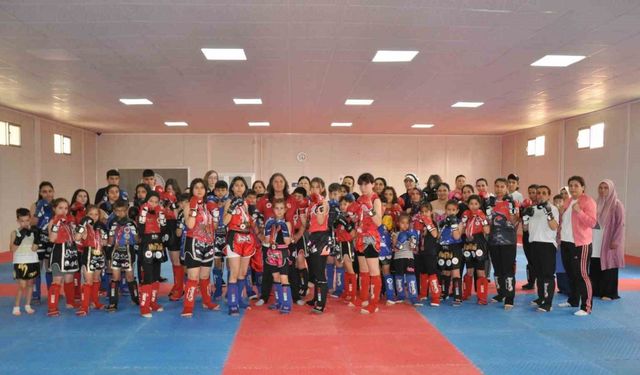 Dünya şampiyonu Muay Thai sporcular anneleriyle müsabakalara hazırlanıyor