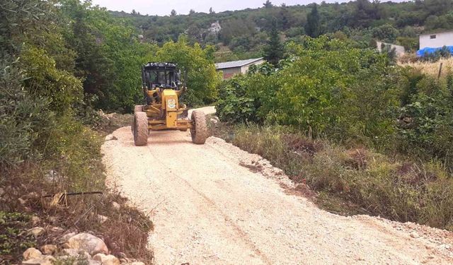 Tarsus’ta afet sonrası hasar oluşan köy yolları onarıldı