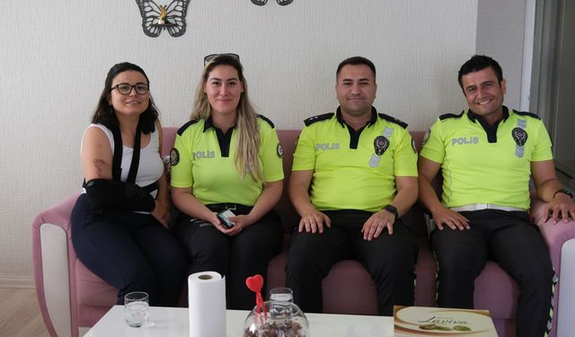 Trafik Haftası Sebebi İle Kaza Geçiren Vatandaşlara Trafik Polislerinden Geçmiş Olsun Ziyareti