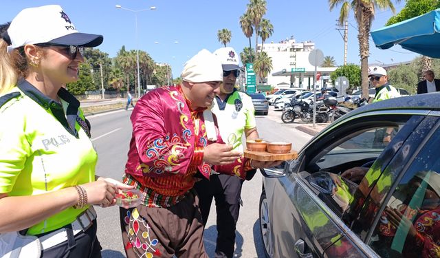 Mersin'de yoğurt ve çilek ikramlı trafik uygulaması
