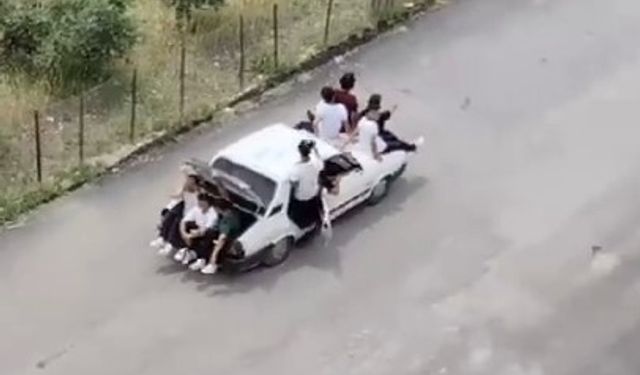Tehlikeye davetiye: Onlarca çocuk tek bir arabada