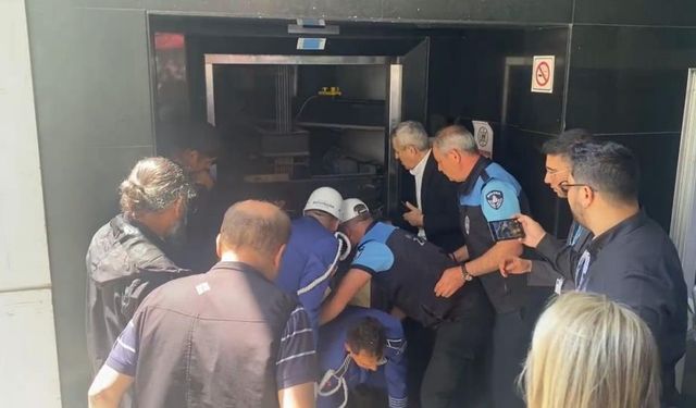 İlhan Şeşen’in cenazesi asansörde mahsur kaldı