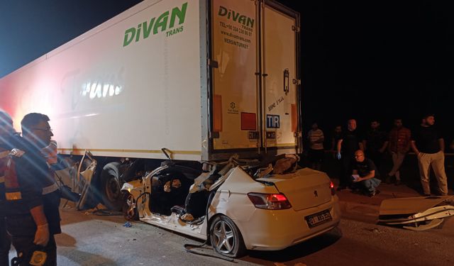 Otomobil, park halindeki tırın altına girdi: 2 ölü