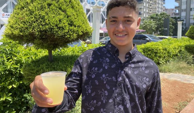 15 yaşındaki genç, limonata satarak hayaline yürüyor