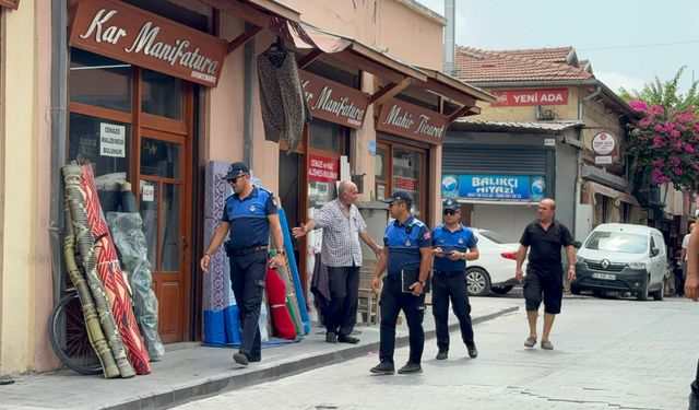 Tarsus’ta kaldırımları işgal eden tezgahlara müdahale