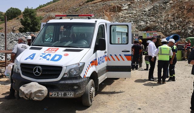 Elazığ'daki göçükte çalışmalar 4 saattir sürüyor: maden ocağı dron ile görüntülendi