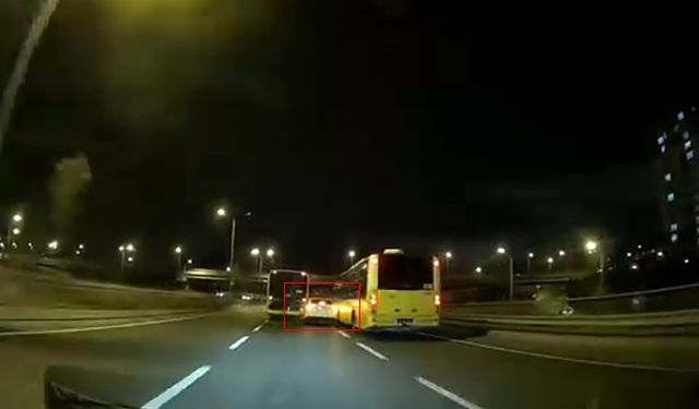 Başakşehir’de makas atan otomobil 2 otobüse çarptı