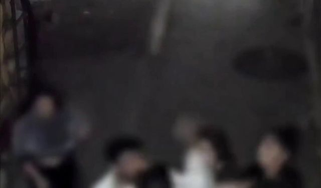 Genci döve döve bayılttılar, araya giren kızları da darbettiler!