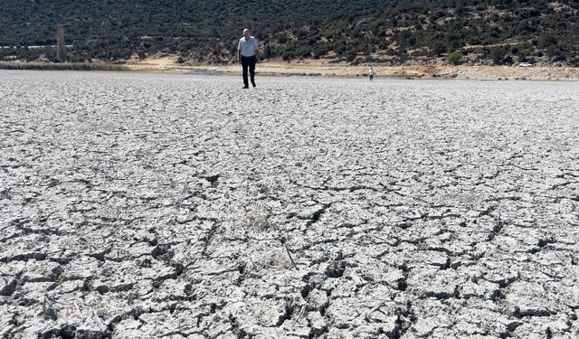 Kuraklık Eğirdir Gölü’nü ikiye böldü