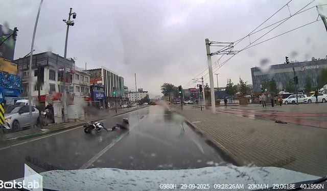 Bursa'da yağışlı havada drift attı, yere kapaklandı