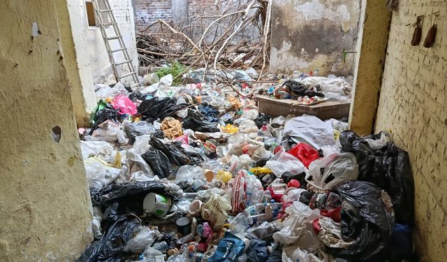 Adana'da çöp evden 2 kamyonet atık çıktı
