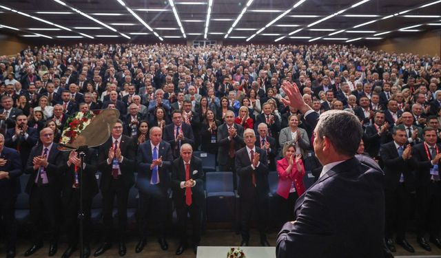 ÖZGÜR ÖZEL 3. KEZ GENEL BAŞKAN SEÇİLDİ!