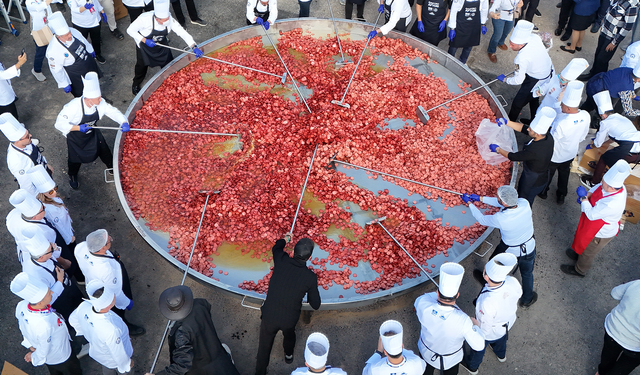 Bin 930 kiloluk dev sucuklu yumurta yaparak dünya rekoru kırdılar