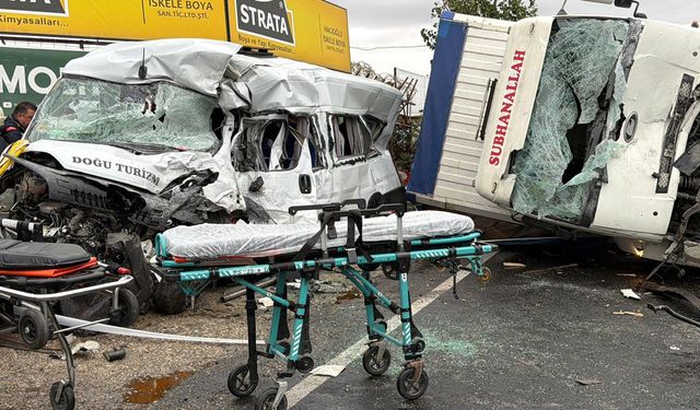 Tekirdağ'da kamyonetle minibüs çarpıştı: 3 ölü, 9 yaralı