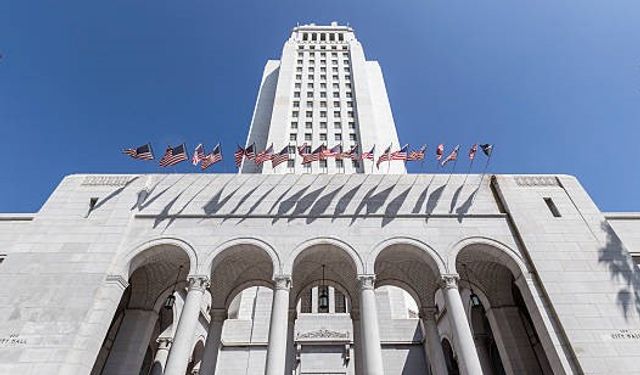 ABD’de otomobil belediye binası merdivenlerine çarptı