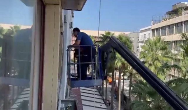 Kapıyı kilitledi, polis ekipleri vinçle camdan girerek yakaladı!
