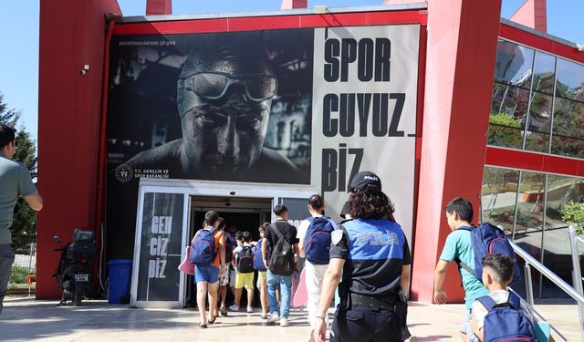 Mersin’de polis desteğiyle çocuklara yüzme eğitimi verildi