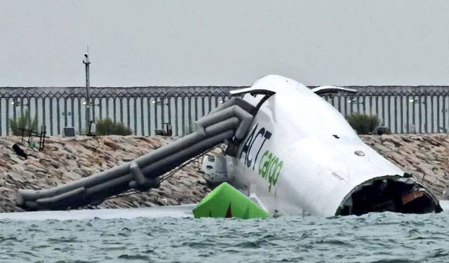 Hong Kong'a inişi sırasında pistten çıkan kargo uçağı denize sürüklendi