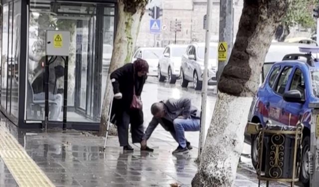 Hayırlı evlat: Bankaya çamurlu girmesin diye annesinin ayakkabısını elleriyle temizledi