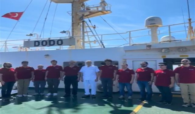 Okyanusun ortasında Atatürk'e saygı duruşu