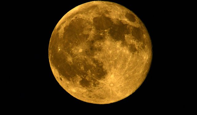 "Süper Ay" Japonya'da görsel şölen yaşattı