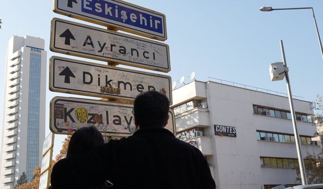 Sosyal medyada viral olan Kızılay tabelası yenilendi, bu kez de üzeri kirletildi