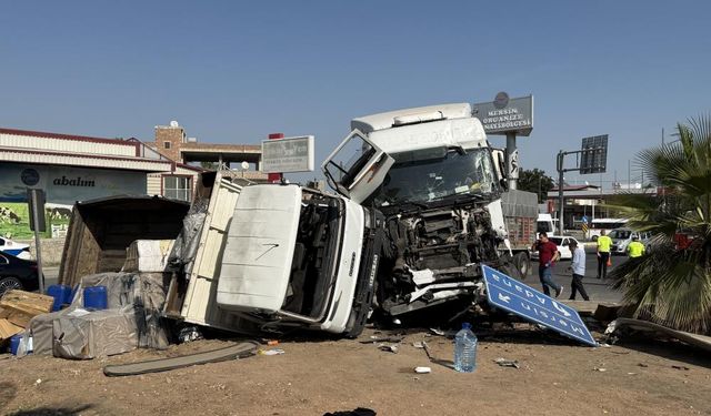 Mersin'de tırlar zincirleme kaza yaptı: 2 yaralı