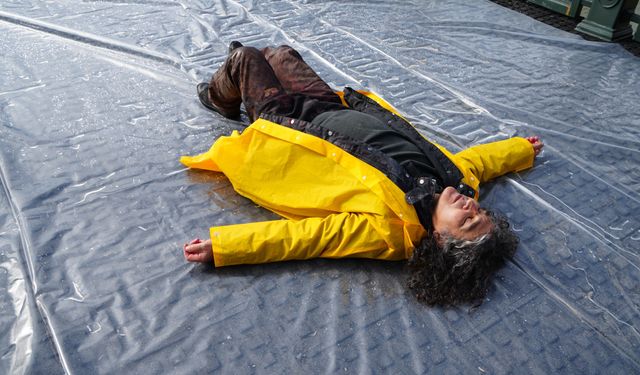 Bayburt'ta alışılmışın dışında bir performans: Naylona sarılıp Çoruh'un serin suyuyla arındı